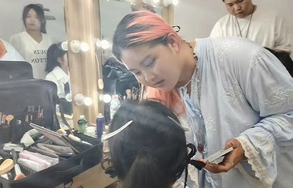 统丽学校化妆系学员赴沈阳药科大学实习 助力英语话剧《北京人》精彩呈现